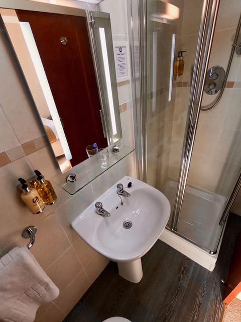 Standard Compact Single Room | Bathroom | Hair dryer, towels, shampoo, toilet paper