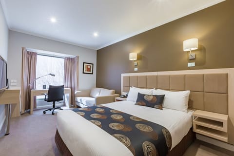 Premium King Suite | In-room safe, desk, laptop workspace, soundproofing