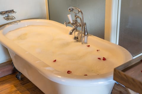 Junior Suite | Deep soaking bathtub