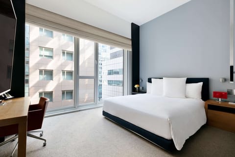 Room, 1 King Bed | Premium bedding, pillowtop beds, free minibar, in-room safe