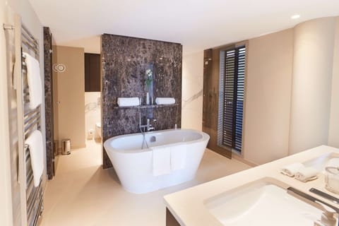 Grand Suite | Bathroom | Free toiletries, hair dryer, bathrobes, slippers