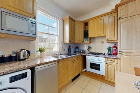 Comfort Apartment | Private kitchen | Fridge, microwave, oven, stovetop