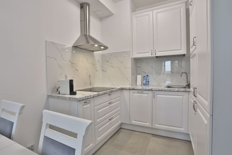 Apartament Scandinavian | Private kitchen | Fridge, microwave, stovetop, coffee/tea maker