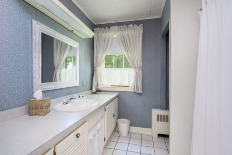 Room 2 | Bathroom | Hair dryer, bathrobes, towels