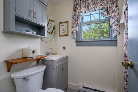 Room 9 | Bathroom | Hair dryer, bathrobes, towels