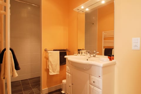 Comfort Double Room, Ensuite, City View (La Roche Bleue) | Bathroom | Towels, soap, shampoo, toilet paper