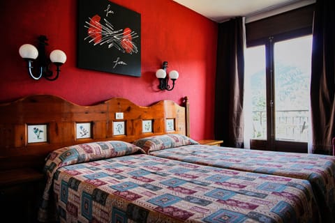 Panoramic Double or Twin Room | Laptop workspace, blackout drapes, free WiFi, bed sheets