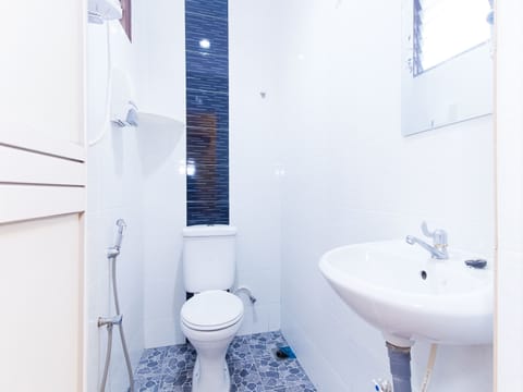 Deluxe Double Room, 1 Double Bed | Bathroom | Shower, bidet, towels