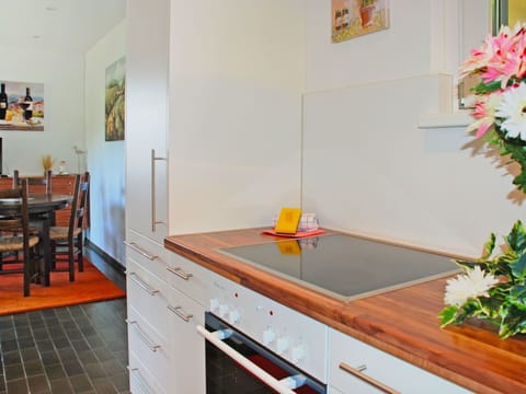 Room, Property, Furniture, Real Estate, House, Kitchen, Building, Countertop, Interior Design, Table