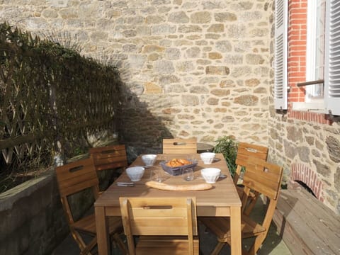 Table, Property, Furniture, Window, Plant, Wood, Tableware, Building, Chair, Interior Design