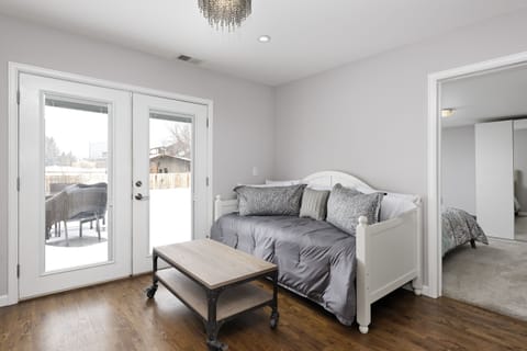 Den/ sleeping for 2 people on day bed with trundle bed underneath. Closet also