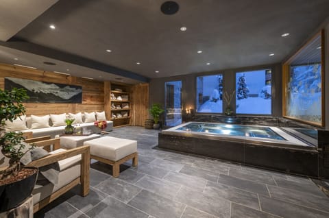 Indoor spa tub