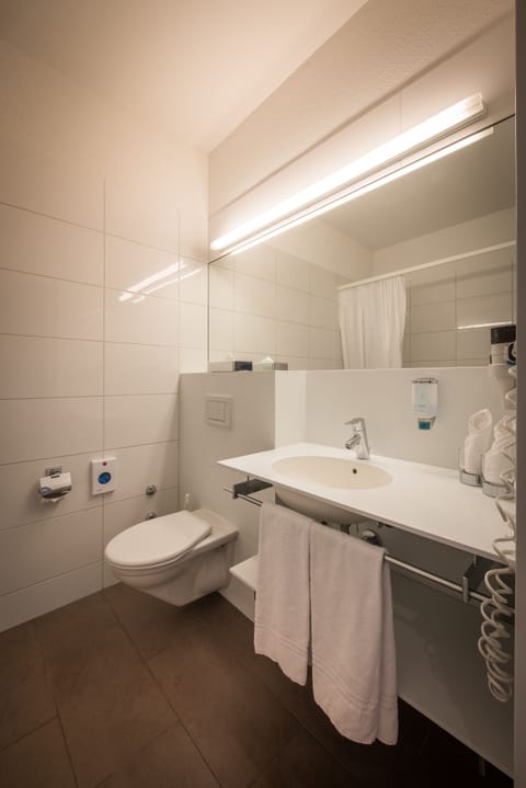 Standard Double Room | Bathroom | Free toiletries, hair dryer, towels