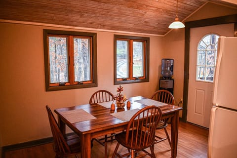 Family Cabin, 2 Bedrooms, Mountain View | In-room dining