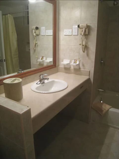 Combined shower/tub, deep soaking tub, free toiletries, hair dryer