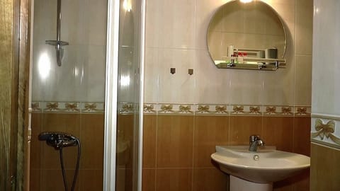Villa | Bathroom | Shower, free toiletries, hair dryer, bathrobes