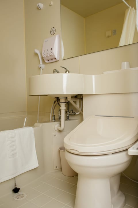 Single Room, Non Smoking | Bathroom | Shower, free toiletries, hair dryer, towels
