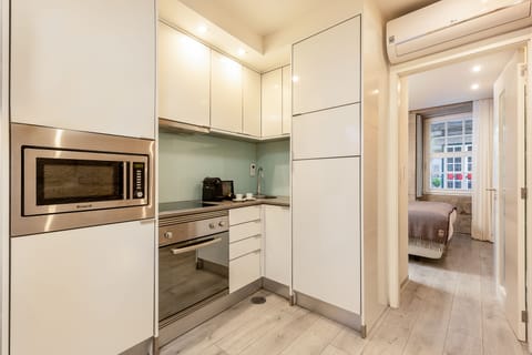 Standard Apartment, 1 Bedroom (0 No View) | Private kitchen | Full-size fridge, microwave, oven, stovetop