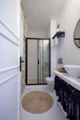 Deluxe Suite, Garden View | Bathroom | Shower, rainfall showerhead, designer toiletries, hair dryer