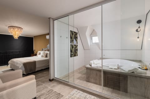 Superior Suite | Bathroom | Shower, designer toiletries, hair dryer, towels