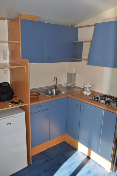 Mobile Home, 2 Bedrooms (Mediterrani) | Private kitchen | Fridge, stovetop, cookware/dishes/utensils