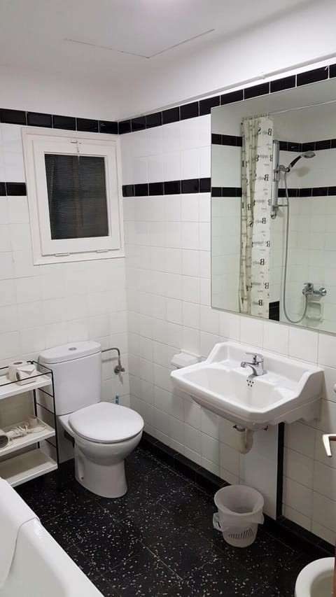 Double Room, 1 Double Bed | Bathroom | Shower, free toiletries, hair dryer, towels