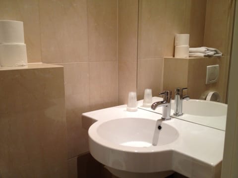 Standard Twin Room | Bathroom | Free toiletries, hair dryer, towels