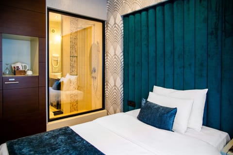 Deluxe Room, 1 Queen Bed | Hypo-allergenic bedding, minibar, in-room safe, individually decorated