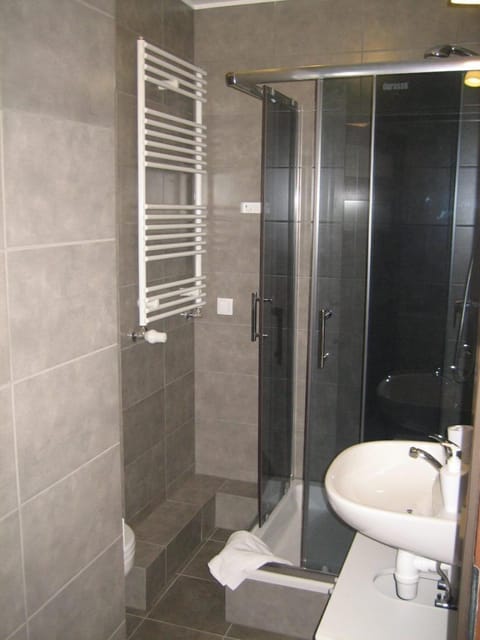 Bryza Apartment | Bathroom | Shower, hair dryer, towels
