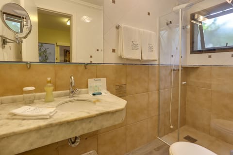 Apartamento Standard | Bathroom | Shower, free toiletries, hair dryer, bidet