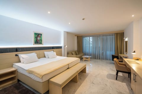 Junior Suite, Garden View | In-room safe, individually decorated, individually furnished, bed sheets