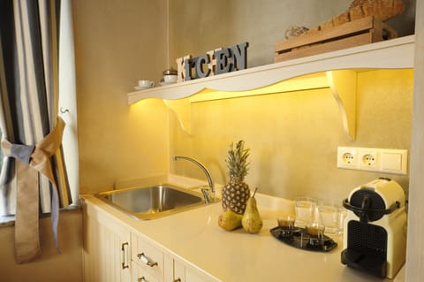 Junior Suite | Private kitchenette | Fridge, espresso maker, electric kettle