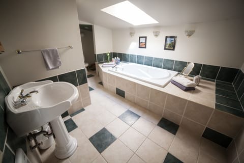North Suite | Bathroom | Free toiletries, hair dryer, bathrobes, towels