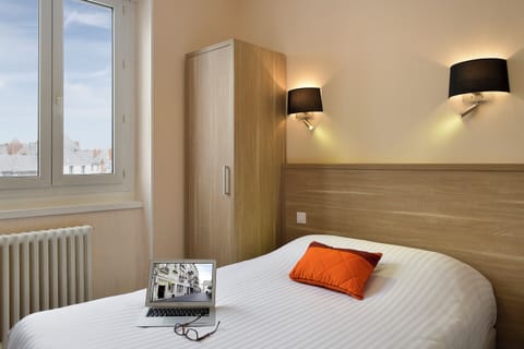 Economy Double Room | In-room safe, desk, soundproofing, free WiFi