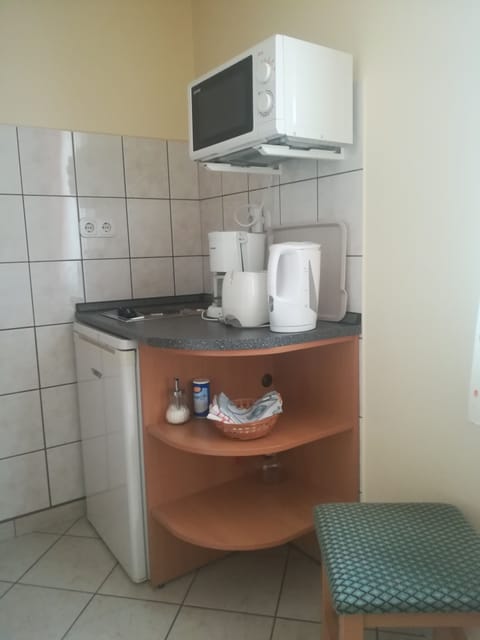 Double Room, 1 Bedroom | Private kitchenette | Fridge, microwave, stovetop, coffee/tea maker