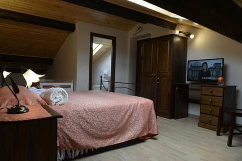 Suite, Multiple Beds, Jetted Tub | Premium bedding, free WiFi, bed sheets