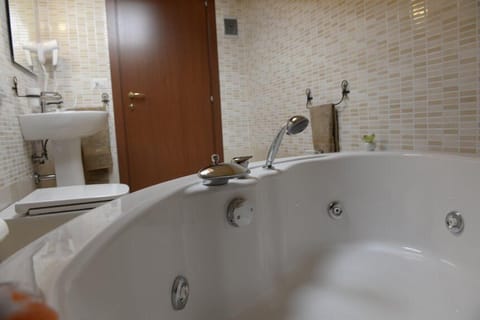 Suite, Multiple Beds, Jetted Tub | Bathroom | Shower, free toiletries, hair dryer, bidet