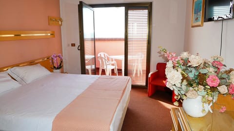Double Room, Balcony, Sea View | In-room safe, desk, blackout drapes, soundproofing