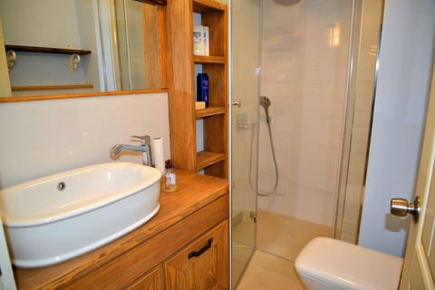 Deluxe Suite, Multiple Beds, Non Smoking, Garden View | Bathroom | Shower, rainfall showerhead, free toiletries, hair dryer