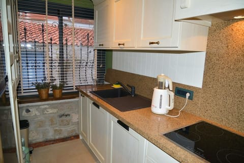 Deluxe Suite, Multiple Beds, Non Smoking, Garden View | Private kitchen
