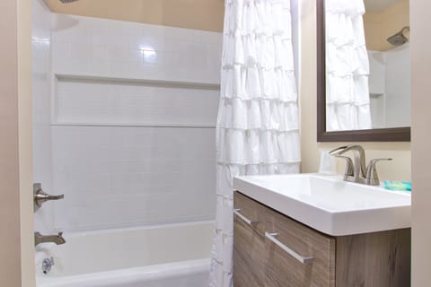 Blue Ridge Single Queen | Bathroom | Shower, rainfall showerhead, free toiletries, hair dryer