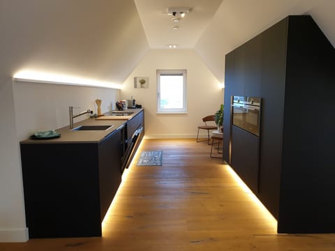 Keuken met afwasmachine,combioven,ruime koelkast,inductiekookplaat.