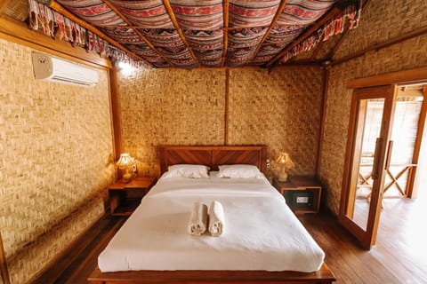 Traditional Bungalow | In-room safe, desk, soundproofing, free WiFi