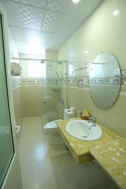 Quadruple Room | Bathroom | Shower, free toiletries, hair dryer, slippers