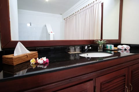 Deluxe Double Room, Garden View | Bathroom | Shower, free toiletries, bidet, towels