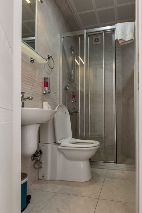 Superior Triple Room | Bathroom | Shower, hair dryer, slippers, towels