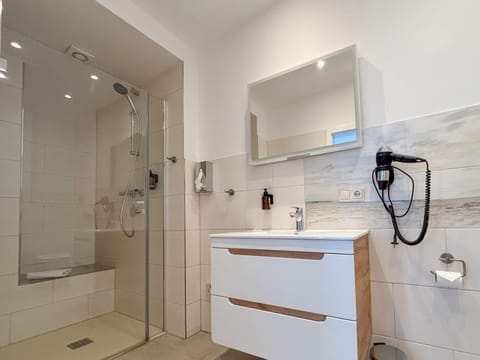 Comfort Double Room | Bathroom | Free toiletries, hair dryer, towels, soap