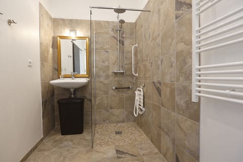 Comfort Apartment, Accessible, City View (CHEVERNY) | Bathroom