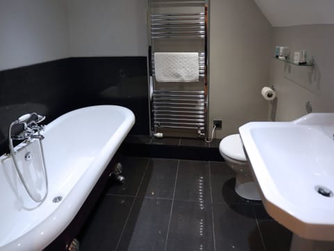 Classic Double Room, Ensuite | Bathroom | Towels