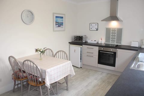 Studio (The Cameron) | Private kitchen | Fridge, microwave, oven, stovetop